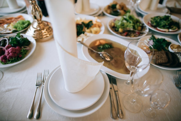 在餐厅布置婚宴餐桌和食物图片下载