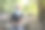 年轻人戴着头巾，妇女在公园休息和喝水图片下载