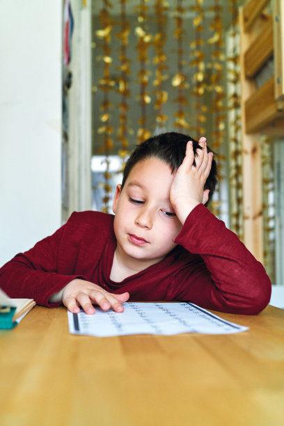 6-7岁的孩子在家做作业。图片下载