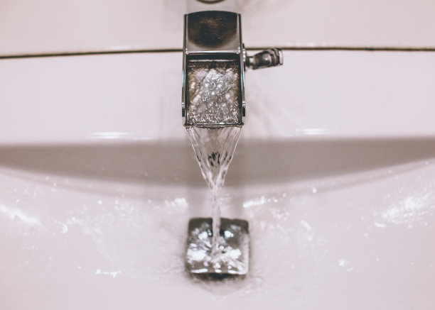 有流动淡水的水龙头图片下载