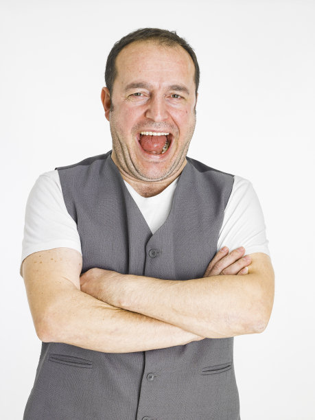 友好的男人看着镜头图片下载