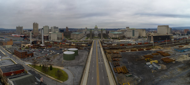 从州街看宾夕法尼亚州国会大厦。这座城市平时在工作日的这个时候很繁忙，但现在因为新冠肺炎疫情的爆发而被遗弃了。图片下载