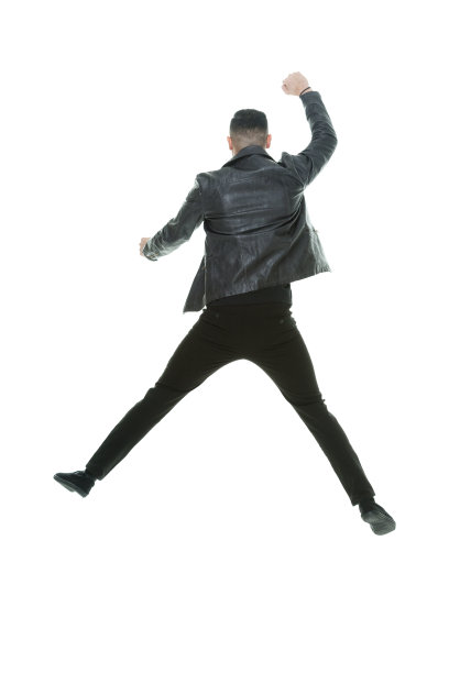 太平洋岛民种族年轻男性穿着裤子在白色背景前跳图片下载