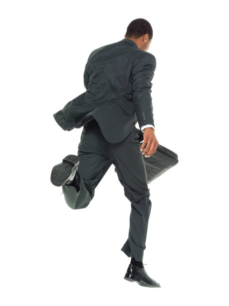 非洲裔美国年轻男性商人穿着商务服装，拿着包在白人背景前跑步图片下载