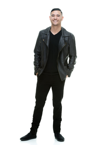 太平洋岛民男性穿着牛仔裤站在白色背景前图片下载