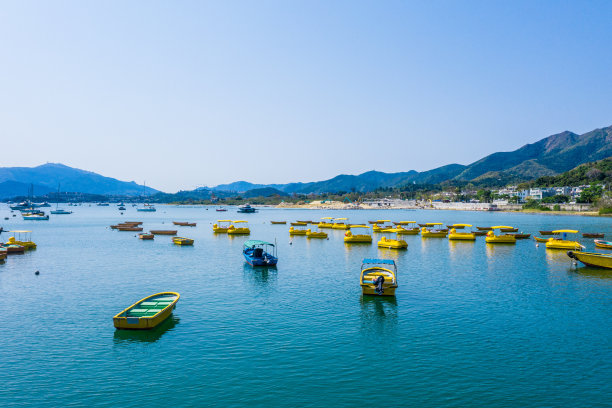 船停泊在海滩上图片下载