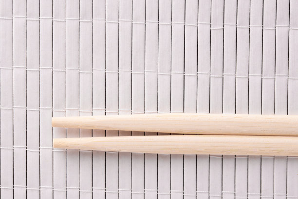 两根筷子在桌子上。图片下载