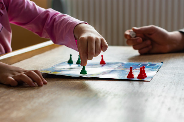 一家人在家玩棋盘游戏图片下载