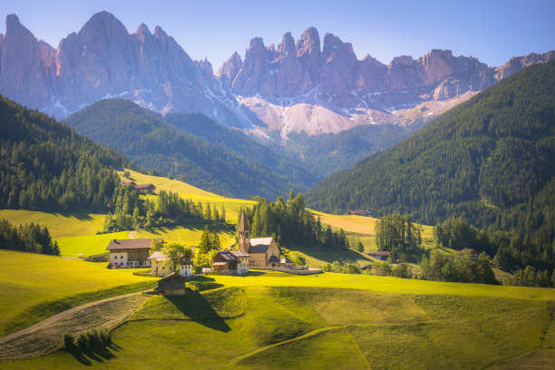 圣玛达莱娜在田园诗白云石阿尔卑斯风景-意大利图片下载