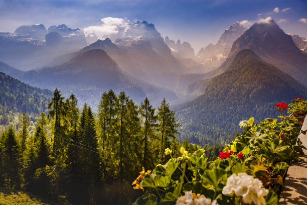 田园诗般的阿尔卑斯风景-麦当娜迪坎皮格利奥，布伦塔白云石阿尔卑斯-意大利图片下载