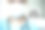 这位绿眼睛的中年医生戴着口罩，手里拿着一张写着“请呆在家里”的纸条。图片下载
