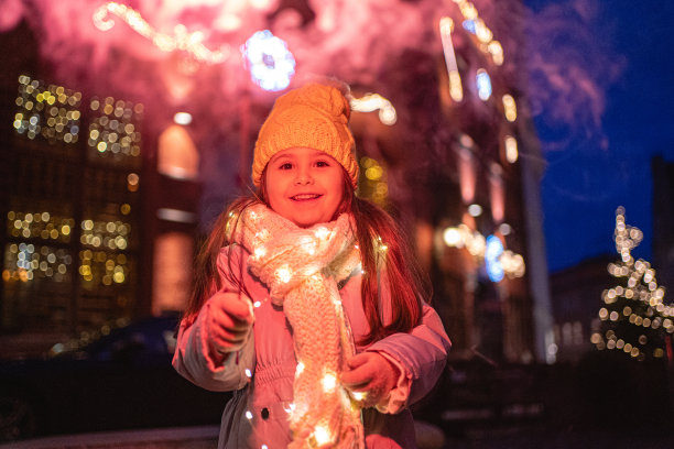 兴奋的小女孩在户外用烟花庆祝圣诞节图片下载