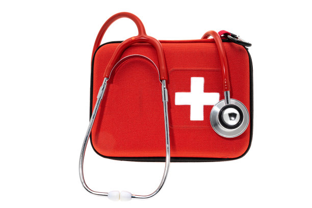 带听诊器的红色急救箱图片下载