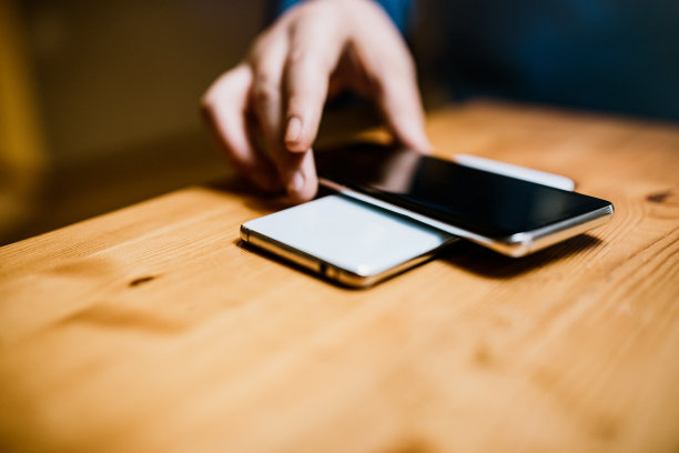 为无线移动电话设备充电图片下载