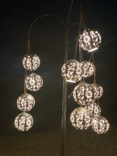 夜晚的海滩灯光图片下载