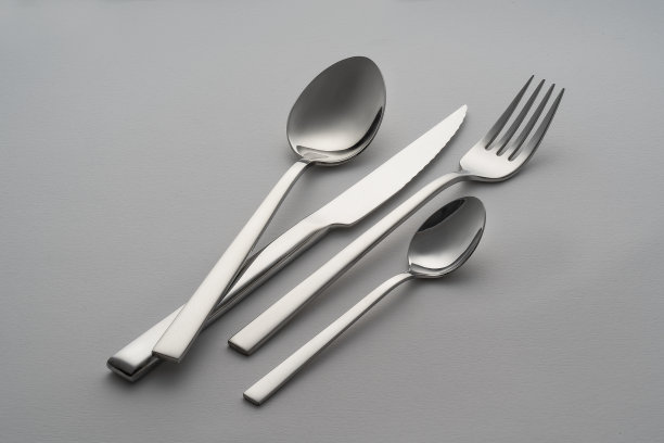 优雅和现代的餐具套装图片下载