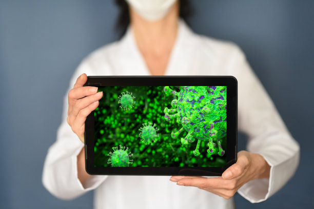 医生拿着带有冠状病毒的数字平板电脑图片下载