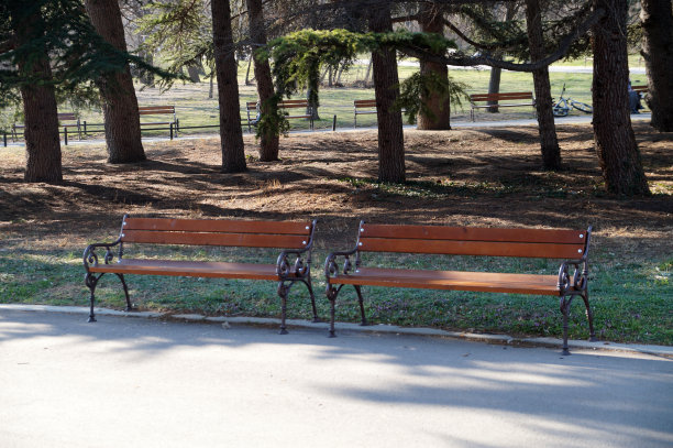 空的公园长椅上图片下载