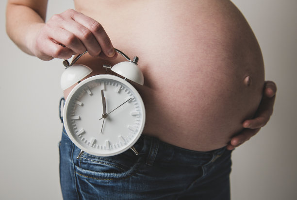 孕妇与时钟，白色背景图片下载