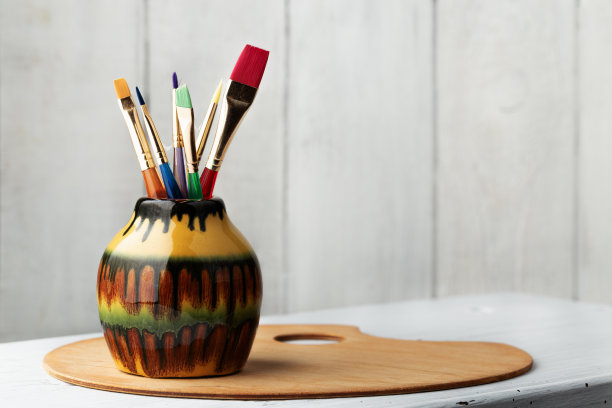 花瓶里的彩色画笔。概念创新教育图片下载