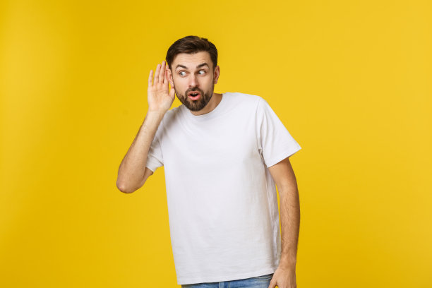 穿着休闲装，认真倾听的微笑年轻男人独立肖像素材图片