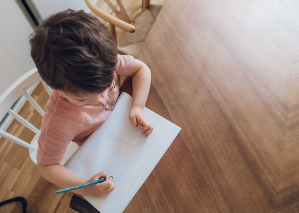 男孩在家学习图片下载