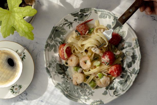 用虾、番茄和奶酪做成的家常意大利扁面图片下载