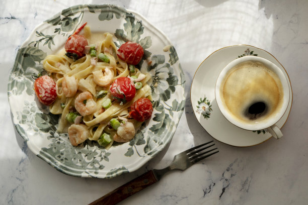 用虾、番茄和奶酪做成的家常意大利扁面图片下载