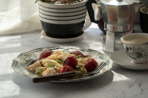 用虾、番茄和奶酪做成的家常意大利扁面图片下载