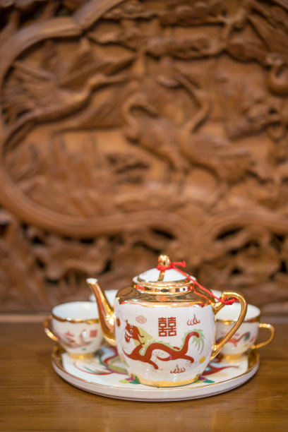 中国婚礼茶道用金茶壶和金杯图片下载