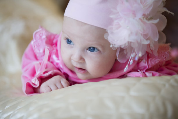 女婴肖像，蓝色眼睛图片下载