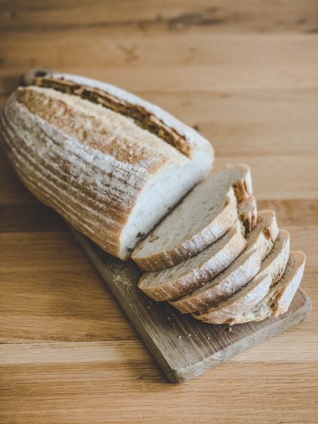 把自制的酸面包片放在砧板上图片下载