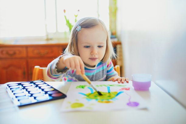 可爱的小女孩用水彩画图片下载