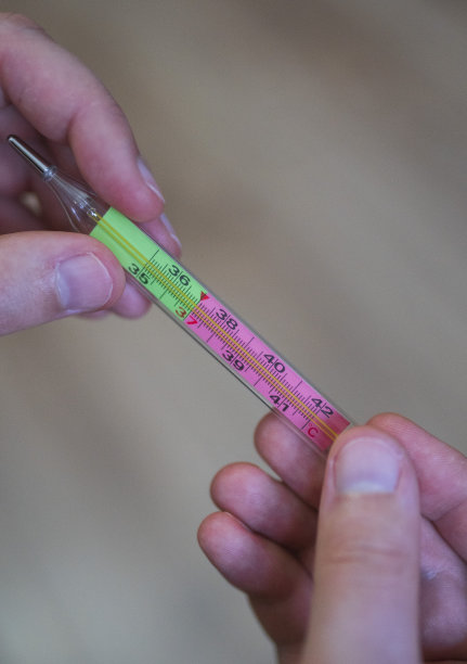 男人手中拿着体温计特写，关于新冠疫情图片下载