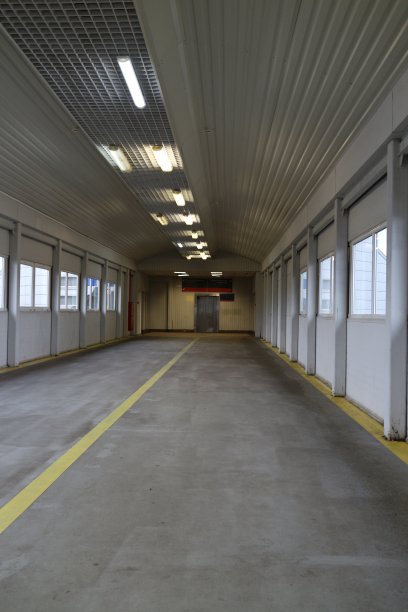 行人穿过铁路图片下载