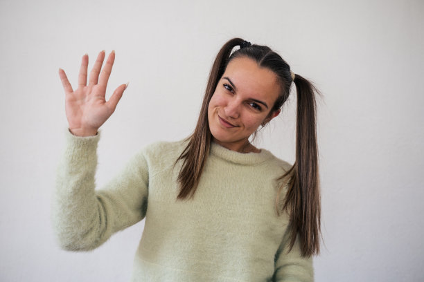 少年肖像。数着她最好的朋友。图片下载