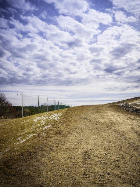 空旷的土路消失在远方图片下载
