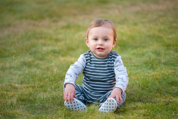 10个月大的小男孩，露出露出牙齿的笑容图片下载