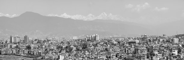 喜马拉雅山雪峰背后的城市加德满都尼泊尔图片下载