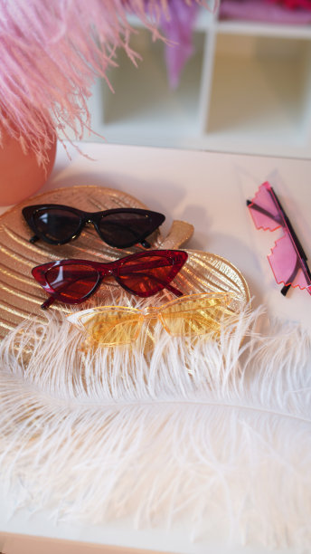 女卫生间化妆台上的彩色太阳镜图片下载