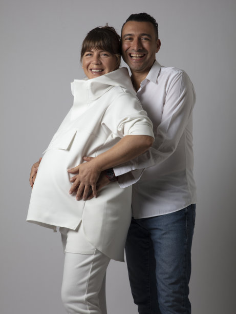 充满爱意的孕妇夫妇图片下载