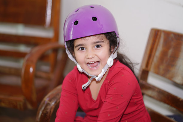 孩子们戴安全帽溜冰鞋图片下载