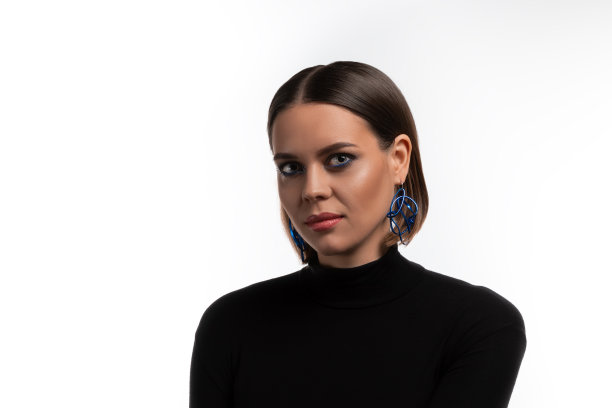 烟熏妆大眼美女模特，半身对着镜头，女士穿着黑色高领，白色和灰色背景，护肤和化妆品概念，留有文案空间图片下载