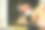 用现代的黑色圆筒装冰淇淋的女人图片下载