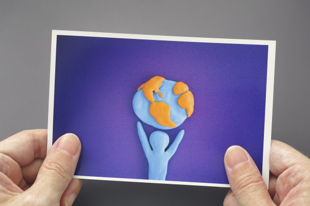 一个人拿着一张照片，另一个人拿着地球图片下载