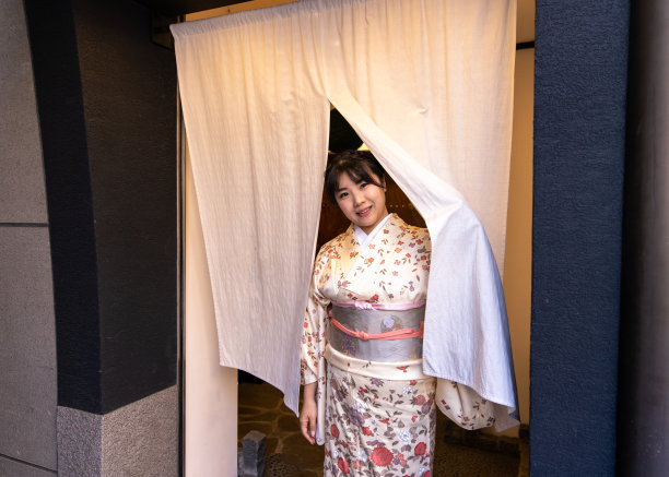 一个日本女人在日本餐馆里走过野莲图片下载