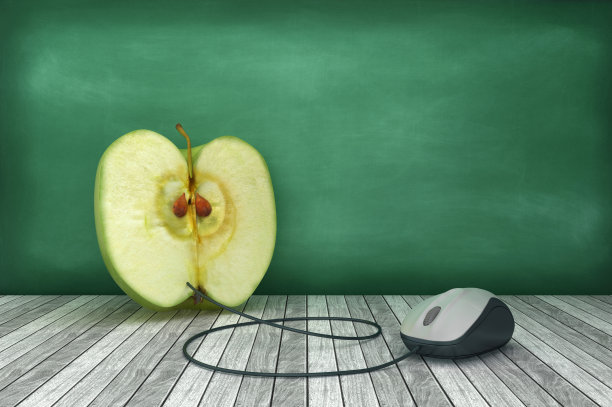 苹果与电脑鼠标在黑板上- 3D渲染图片下载