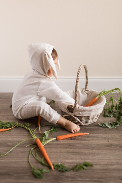 小女孩和新鲜胡萝卜图片下载