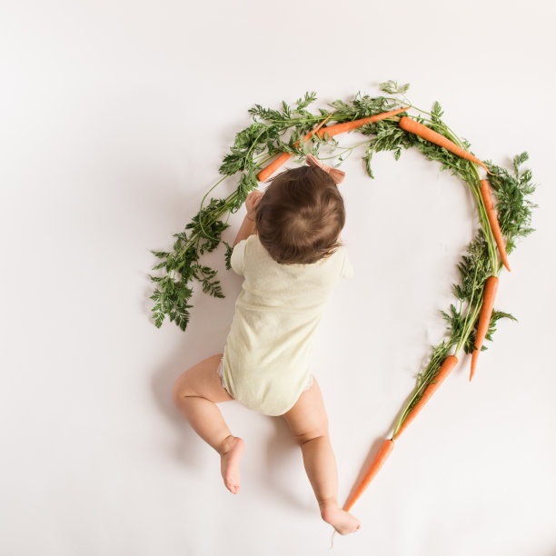 小女孩和新鲜胡萝卜图片下载