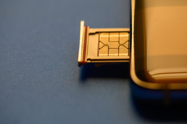 蓝色背景的智能手机和sim卡图片下载